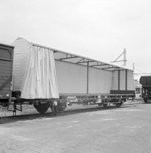 859424 Afbeelding van de huifwagen 20 84 910 0 000-5 (type Us-z) van de N.S. te Utrecht.